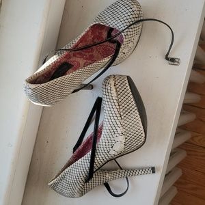 Edgey Vintage High Stilettos - Size 7